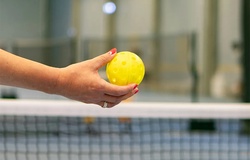 Lựa chọn bóng pickleball khi thi đấu trong nhà