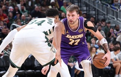 Luka Doncic lấn át Giannis Antetokounmpo, Los Angeles Lakers hạ gục Milwaukee Bucks