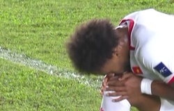 Khoảnh khắc run người: Xuân Son hôn nơi từng gãy chân, đánh dấu sự hồi sinh