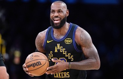 So sánh ngày ra mắt của LeBron James: Tuổi 18 bùng nổ và tuổi 40 đóng vai trò "nhạc trưởng"