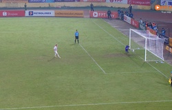 Trọng tài Lê Vũ Linh “khổ sở” ở trận CAHN vs Thể Công Viettel