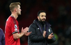 Ruben Amorim nói "cầu thủ Man Utd cần... tát nhau" như Everton