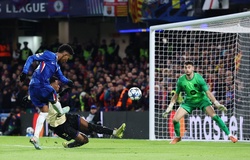 Barcelona trải qua đêm kinh hoàng trên sân Chelsea và bị gạt khỏi Top 8