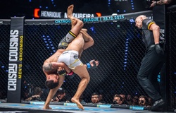 Đòn siết "tam giác đứng" cực hiếm tái hiện trên sàn MMA sau 16 năm 