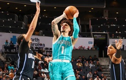 LaMelo Ball ném bóng thẳng vào mặt Jalen Brunson: Tai nạn hay cố ý?