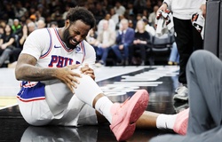 Chiến thắng của 76ers kém vui: Andre Drummond dính chấn thương ghê rợn phải nhờ xe lăn hỗ trợ