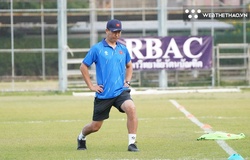 HLV Kim Sang Sik thoải mái đi dạo, tập thể dục trước trận gặp Lào