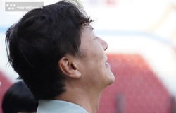 Biểu cảm thú vị của HLV Ha Hyeok Jun khi cầu thủ U22 Lào và U22 Việt Nam phải hát quốc ca “chay”