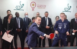 Tổng thống Pháp gặp gỡ tuyển bóng bàn Trung Quốc và Pháp dự ITTF Mixed Team World Cup tại Thành Đô