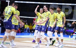 Modena thắng ấn tượng trong “classico”, tạo cú bứt phá vòng 10