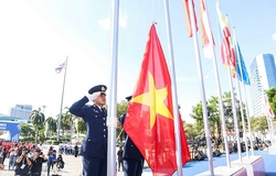 Quốc kỳ Việt Nam bay cao tiếp lửa cho các VĐV tranh tài SEA Games 33