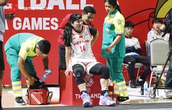 Xót xa hình ảnh Thảo Vy chấn thương, Thảo My bị đẩy ngã: Sự quả cảm của những cô gái bóng rổ Việt Nam