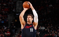 Brook Lopez lập kỷ lục ném 3 điểm ở tuổi 37, sánh ngang Curry và LeBron James