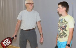 Tuổi tác chỉ là con số: Câu chuyện truyền cảm hứng của Nelson Fischer – tay vợt pickleball 95 tuổi