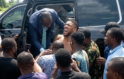 Tài xế chở Anthony Joshua gây tai nạn chết 2 người bị truy tố vì... không có bằng lái