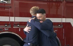 Huấn luyện viên trung học tái ngộ lính cứu hỏa đã cứu sống mình trên sân pickleball