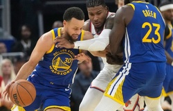 Warriors thắng Knicks, nhưng dáng đi khập khiễng của Steph Curry gây lo lắng