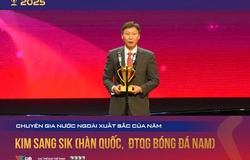 Vinh danh HLV Kim Sang Sik ở hạng mục Chuyên gia xuất sắc Cúp Chiến thắng 2025