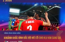 Khoảnh khắc Đình Bắc đội mũ cối cho HLV Kim Sang Sik là Hình ảnh của năm Cúp Chiến Thắng 2025