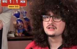 CĐV Frank Illett vẫn chưa thể cắt tóc sau 500 ngày khi MU không thắng được West Ham