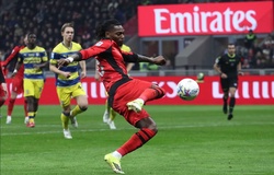 Bàn thua gây tranh cãi khiến AC Milan hết hy vọng vô địch Serie A