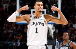 Lấy thủ bù công, Victor Wembanyama trở thành cầu thủ đầu tiên đạt cú đúp giải thưởng NBA