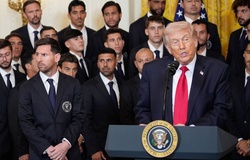 Những dấu hiệu cho thấy sự khó chịu của Messi trong cuộc gặp với Trump