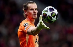 Thủ môn Tottenham mắc sai lầm nghiêm trọng và bị thay ra sau 17 phút trong nước mắt