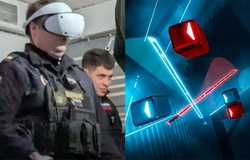 Cảnh sát Nga gây bão mạng khi tranh thủ chơi VR trong lúc đồng đội bắt nghi phạm