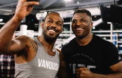 Francis Ngannou "đổ thêm dầu vào lửa", xúi giục Jon Jones rời UFC để kiếm 30 triệu USD