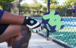 Găng tay trong pickleball: Lợi ích, hạn chế và cách lựa chọn phù hợp