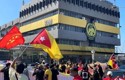 CĐV Malaysia biểu tình trước trụ sở FAM, yêu cầu minh bạch vụ nhập tịch