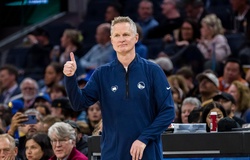 Vắng bóng dàn sao tỷ đô, Kristaps Porzingis rực sáng giúp Steve Kerr chạm mốc 600 trận thắng