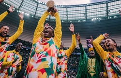 Senegal trưng bày chiếc cúp vô địch châu lục sau khi bị thu hồi và trao cho Marốc