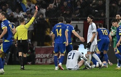 Quyết định tranh cãi của trọng tài trận Italia - Bosnia gây ra làn sóng phản đối trên mạng xã hội