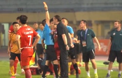 Trợ lý Thể Công Viettel bất bình khi trọng tài rút thẻ đỏ HLV Popov