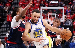Bùng nổ ghi 35 điểm, Stephen Curry đưa Warriors tiến thêm một bước tới vòng NBA Playoffs