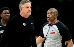 HLV Chris Finch kịch liệt chỉ trích trọng tài NBA Tony Brothers sau thất bại ở Game 3