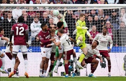 Arsenal chưa phải chịu quả phạt đền nào ở mùa giải này và được hưởng lợi từ 3 sai lầm lớn