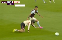 Szoboszlai lặp lại pha trượt chân nổi tiếng của Gerrard trong trận Liverpool thua Villa