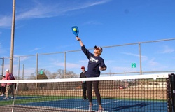 Vì sao overhead smash là cú đánh uy lực nhất trong pickleball?