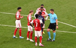 Không có quyết định nào bị lật ngược, VAR đã xử lý thế nào ở trận PSG gặp Arsenal?