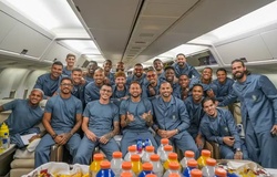 Chuyên cơ tuyển Brazil được “rửa tội” bằng vòi rồng trước hành trình World Cup