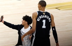 Cổ động viên lao vào sân giữa trận đấu đòi chụp ảnh với Victor Wembanyama tại NBA Finals