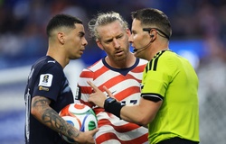 Đội trưởng Mỹ Tim Ream đi vào lịch sử World Cup khi VAR "hủy thẻ vàng"
