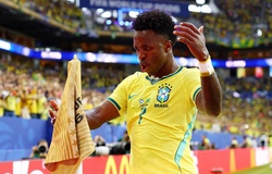 Vinicius bùng nổ trong ngày Brazil thắng đậm và chiếm ngôi đầu bảng