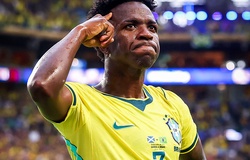 Vinicius Jr "phá dớp" ghi bàn bằng đầu sau 2 năm, tiết lộ thầy Ancelotti phải mua quà tặng