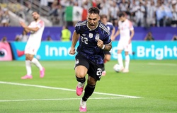 Lautaro Martinez ghi bàn đầu tiên ở World Cup từ... cú đá vào mặt Senesi