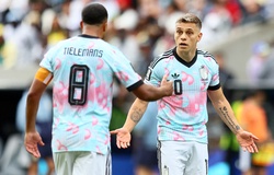 Từ ẩu đả đến người hùng: Hiệp hai điên rồ của Trossard và Tielemans trước Senegal