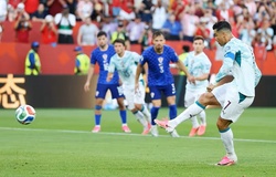 Ronaldo phá vỡ lời nguyền knock-out World Cup sau 20 năm chờ đợi